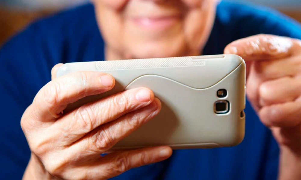 9 лучших телефонов для пожилых людей