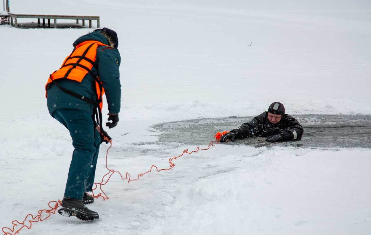 Спасение человека провалившегося под лед. МЧС спасает людей провалившихся под лед. Человек провалился под лед.